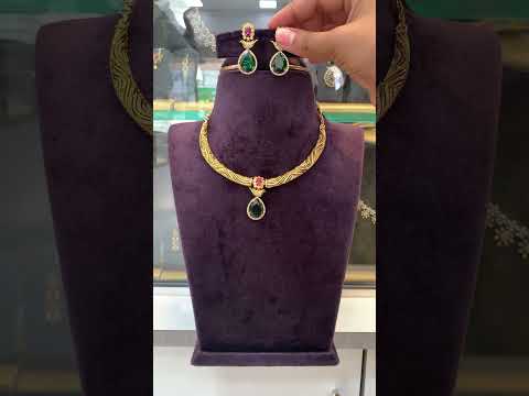 Kanti Necklace With Green Stone